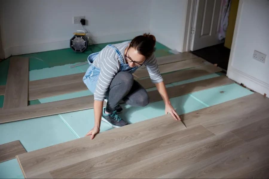 Co klasc pod panele podlogowe, aby uniknąć problemów z instalacją?