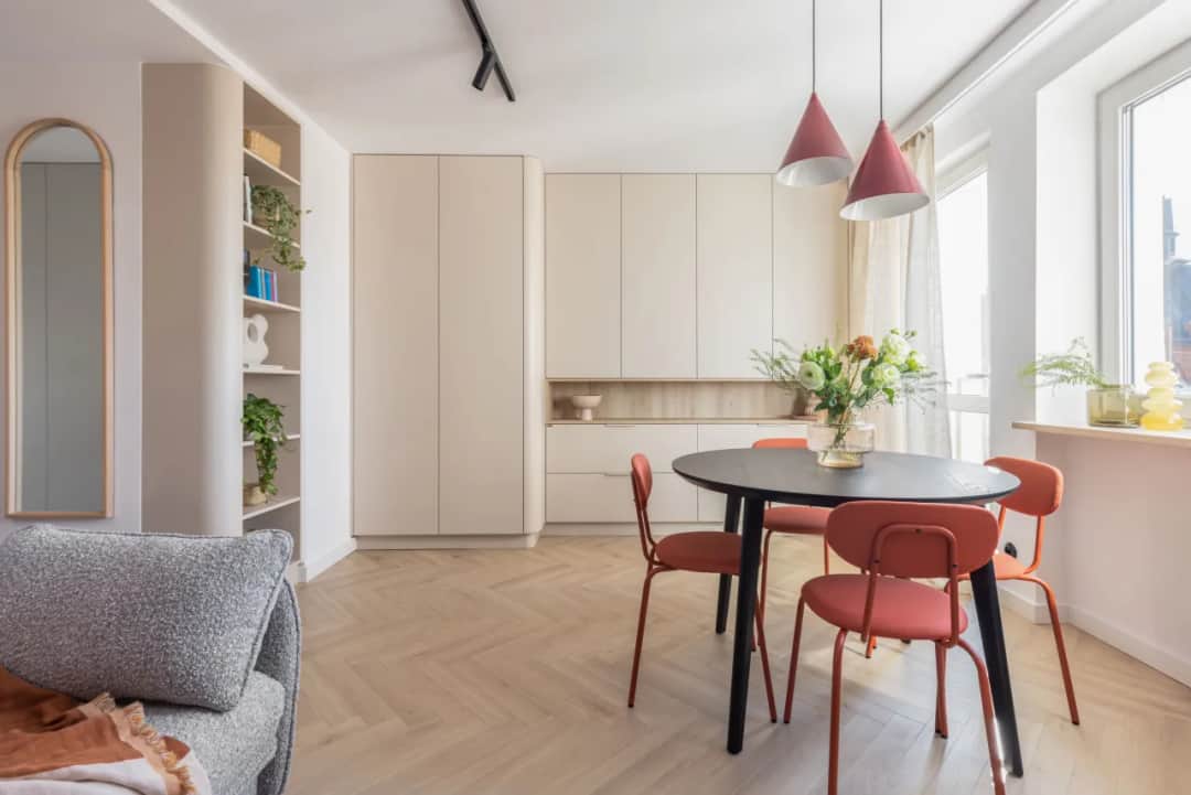 Mały salon w bloku: sprytne triki na wygodne i stylowe wnętrze bez stresu