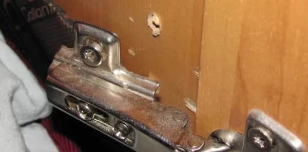 Zepsute zawiasy w szafce? Szybka naprawa krok po kroku bez wizyty ślusarza