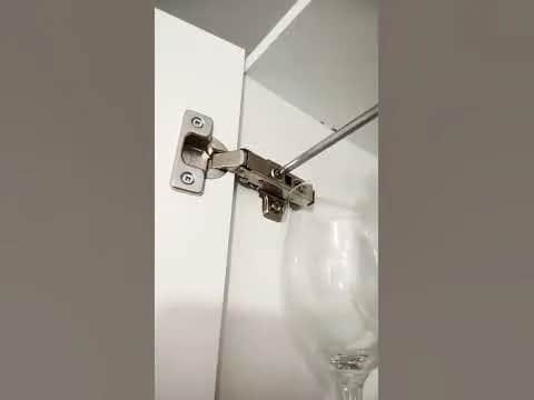 Zawiasy w szafkach kuchennych: Prosty sposób na idealne dopasowanie drzwiczek