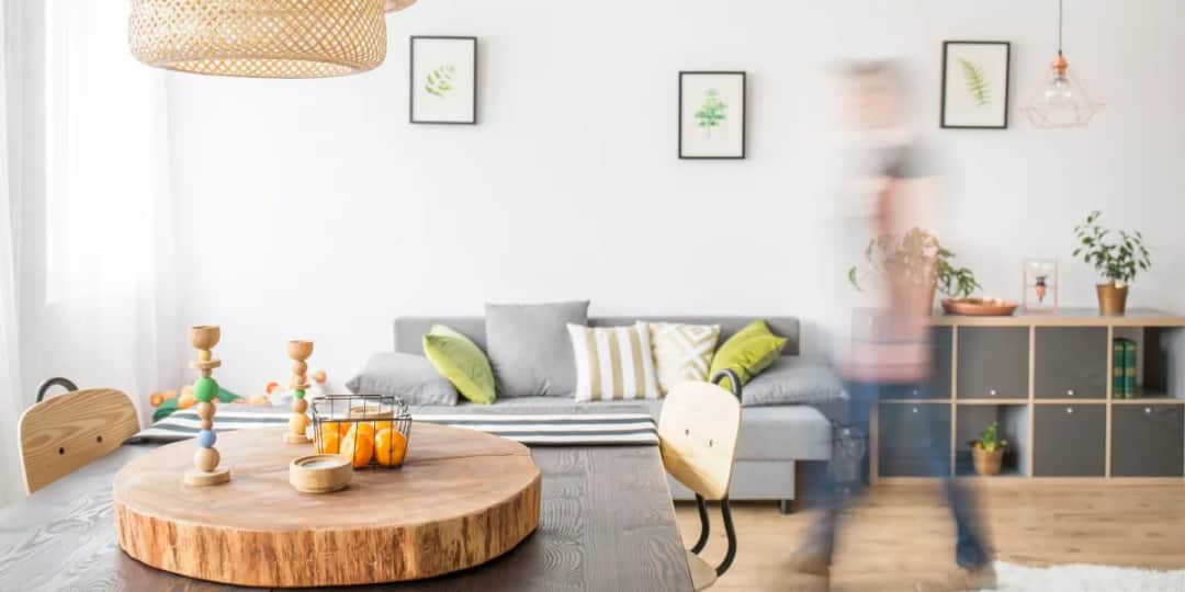 Gdzie ustawić stół w salonie, aby zyskać więcej przestrzeni i stylu