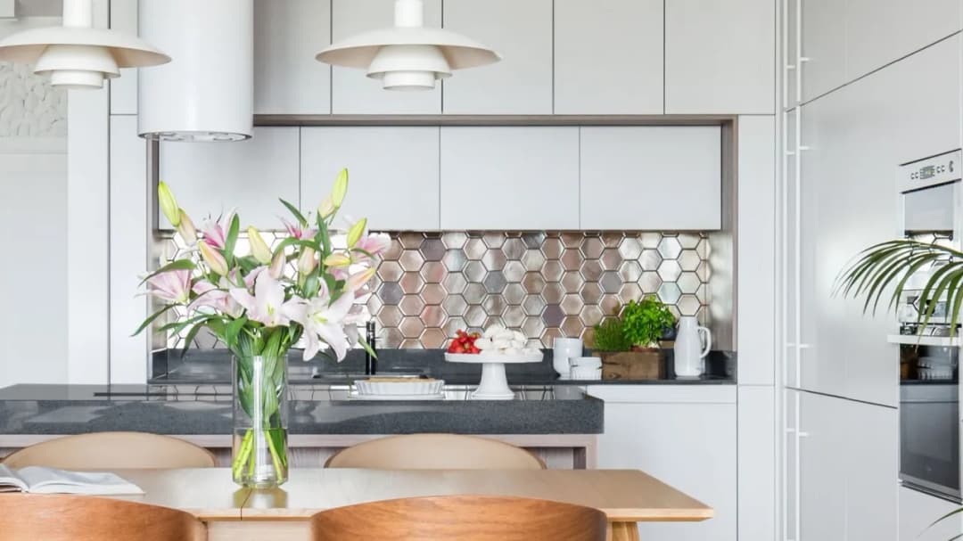 Idealne płytki do salonu i kuchni. Praktyczny poradnik wyboru bez wpadek