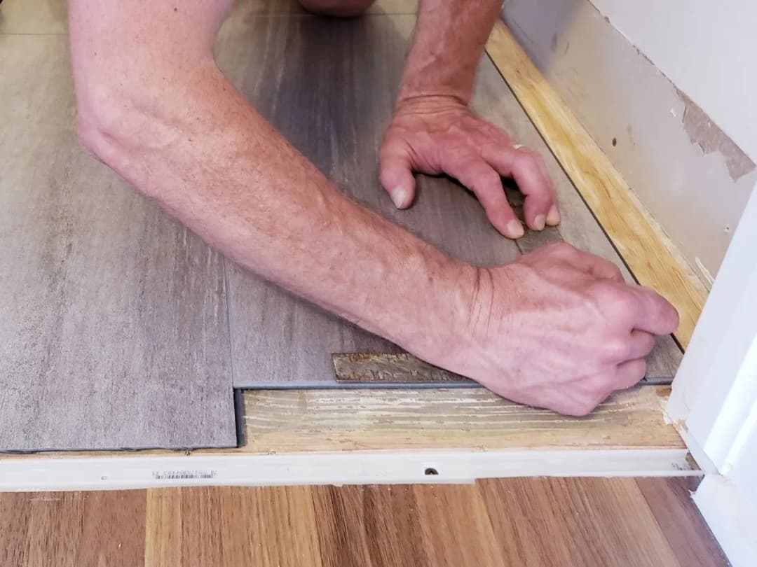 Jak połączyć płytki z panelami w salonie: 5 skutecznych metod