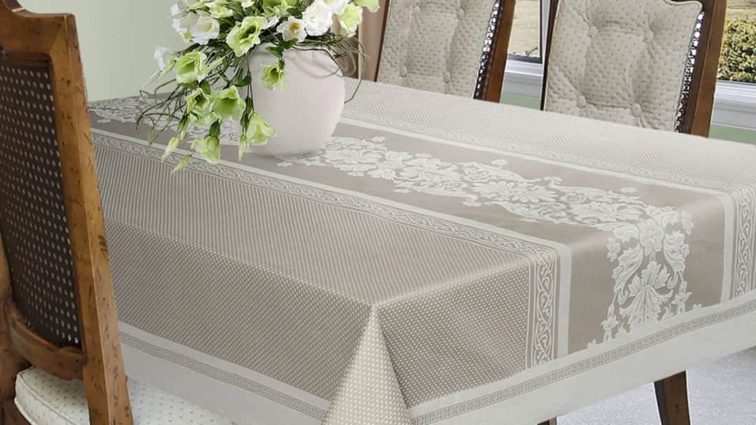 Idealny obrus do salonu: jak wybrać, który zachwyci i oczaruje każdego gościa