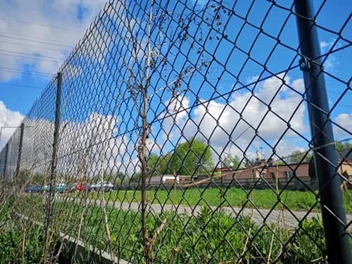 Siatka czy panel ogrodzeniowy – co wybrać dla swojej działki?