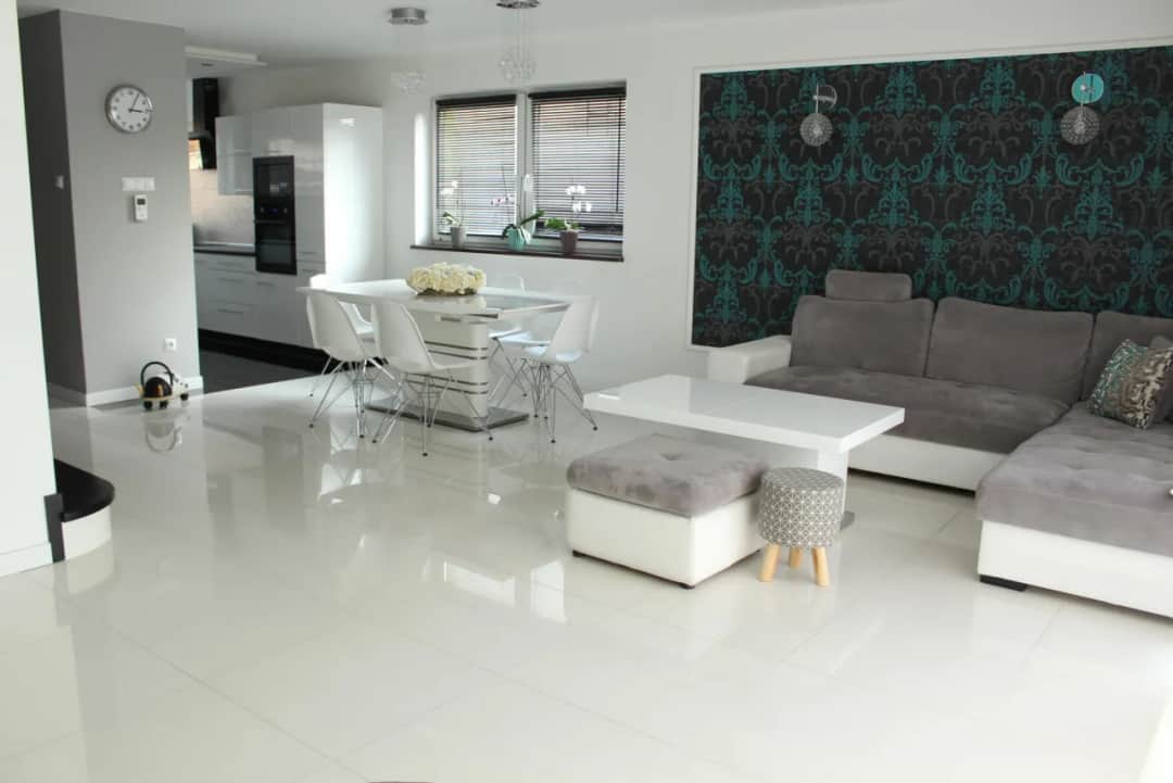 Płytki czy deska w salonie? Unikaj kosztownych błędów przy wyborze podłogi!