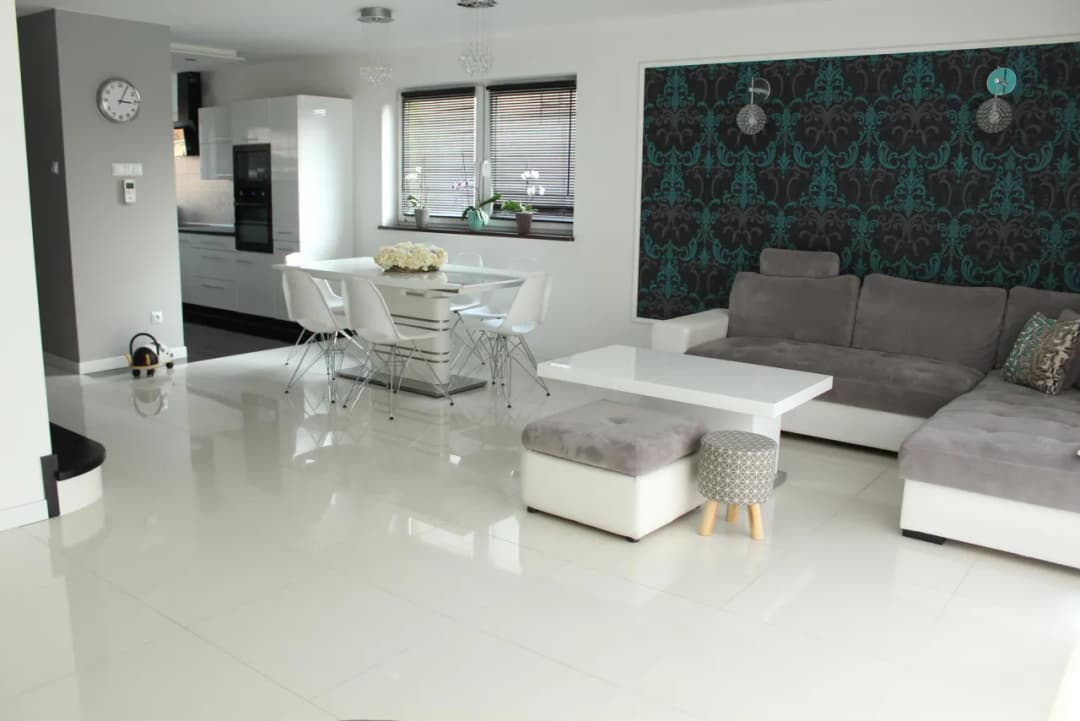 Płytki czy deska w salonie? Unikaj kosztownych błędów przy wyborze podłogi!