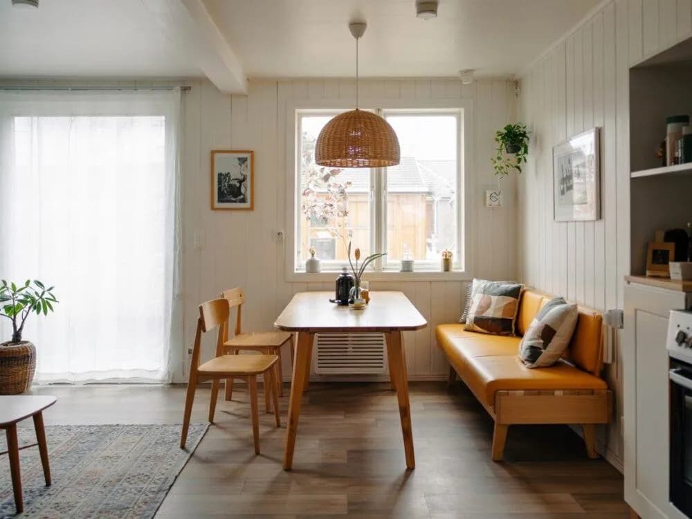 Mały salon ze stołem: sprytne triki i inspiracje
