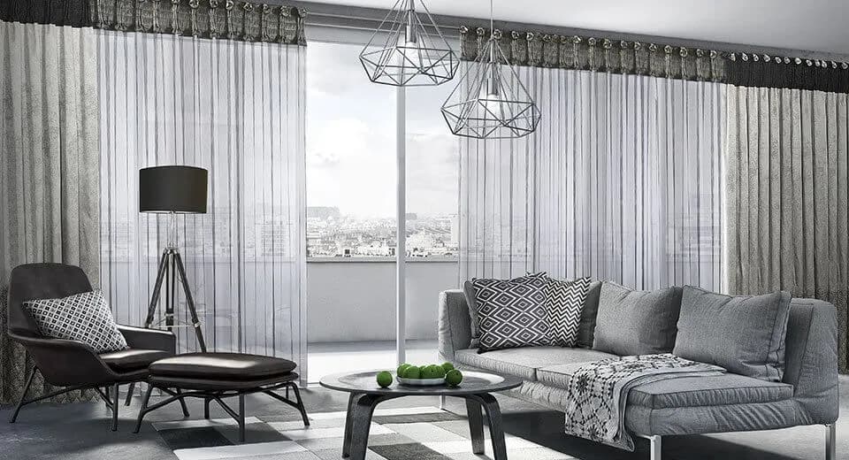 Jakie firany wybrać do dużych okien w salonie, by nie popełnić błędu
