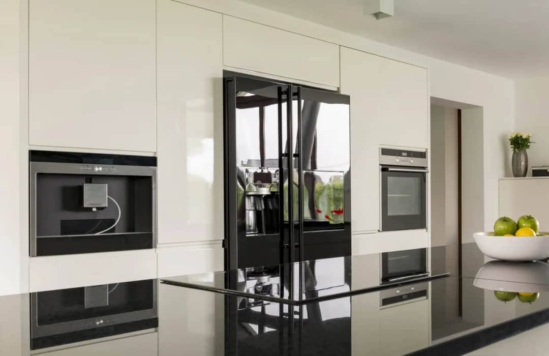 Jak bez wysiłku czyścić szafki kuchenne na wysoki połysk bez rys i smug