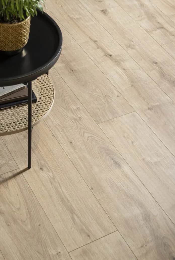 Panele na starych deskach? Unikaj kosztownych błędów przy montażu