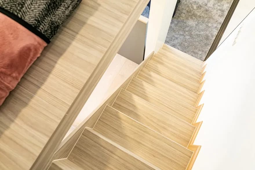 Jak tanio i łatwo obłożyć schody panelami? Uniknij kosztownych błędów!