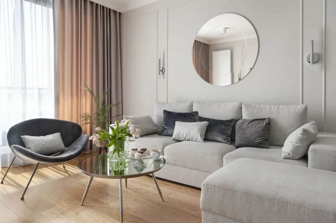 Jak bez błędów powiesić zasłony w salonie? Profesjonalne triki krok po kroku