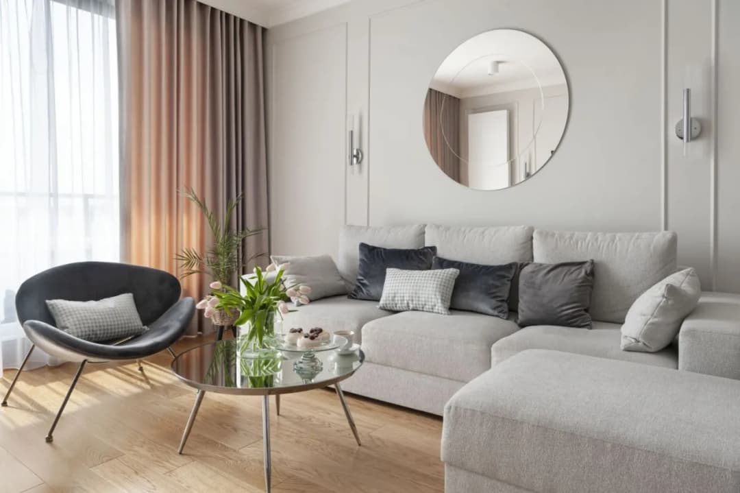 Jak bez błędów powiesić zasłony w salonie? Profesjonalne triki krok po kroku