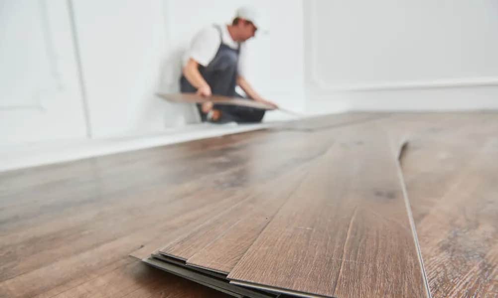 Jak szybko kładzie się panele? Poznaj czynniki i czas montażu